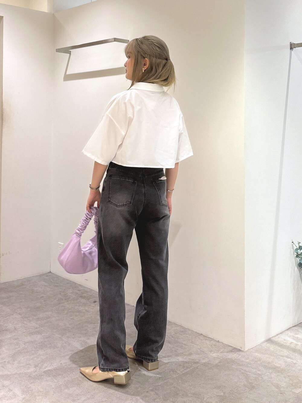 ホワイト系のシャツ/ブラウス、ブラック系のデニムパンツ、パープル系のハンドバッグを着用したレディースの夏コーディネートの5枚目の写真