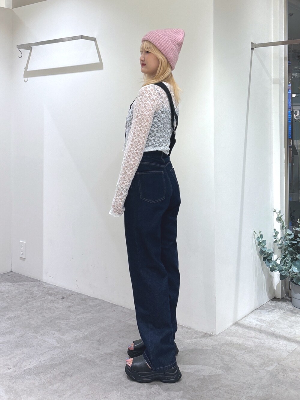 ホワイト系のTシャツ/カットソー、ブラック系のショルダーバッグ、ブルー系のデニムパンツを着用したレディースの秋コーディネートの2枚目の写真