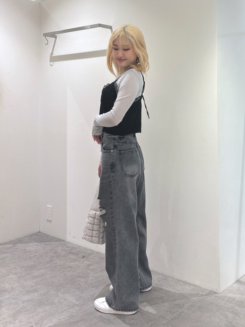 ブラック系のキャミソール、グレー系のTシャツ/カットソー、ブラック系のデニムパンツを着用したレディースの秋コーディネートの2枚目の写真