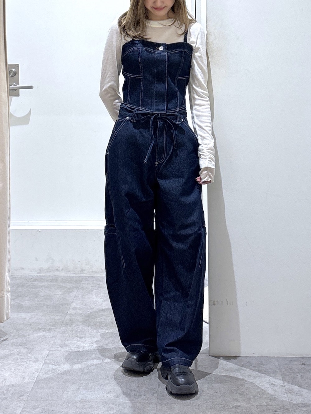 ブルー系のデニムパンツ、ブルー系のシャツ/ブラウスを着用したレディースの冬コーディネートの3枚目の写真