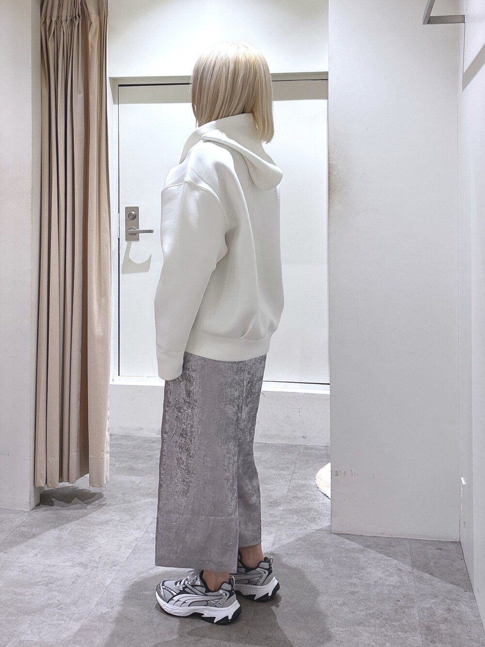 シルバー系のスカート、ピンク系のTシャツ/カットソー、グレー系のハンドバッグを着用したレディースの冬コーディネートの4枚目の写真