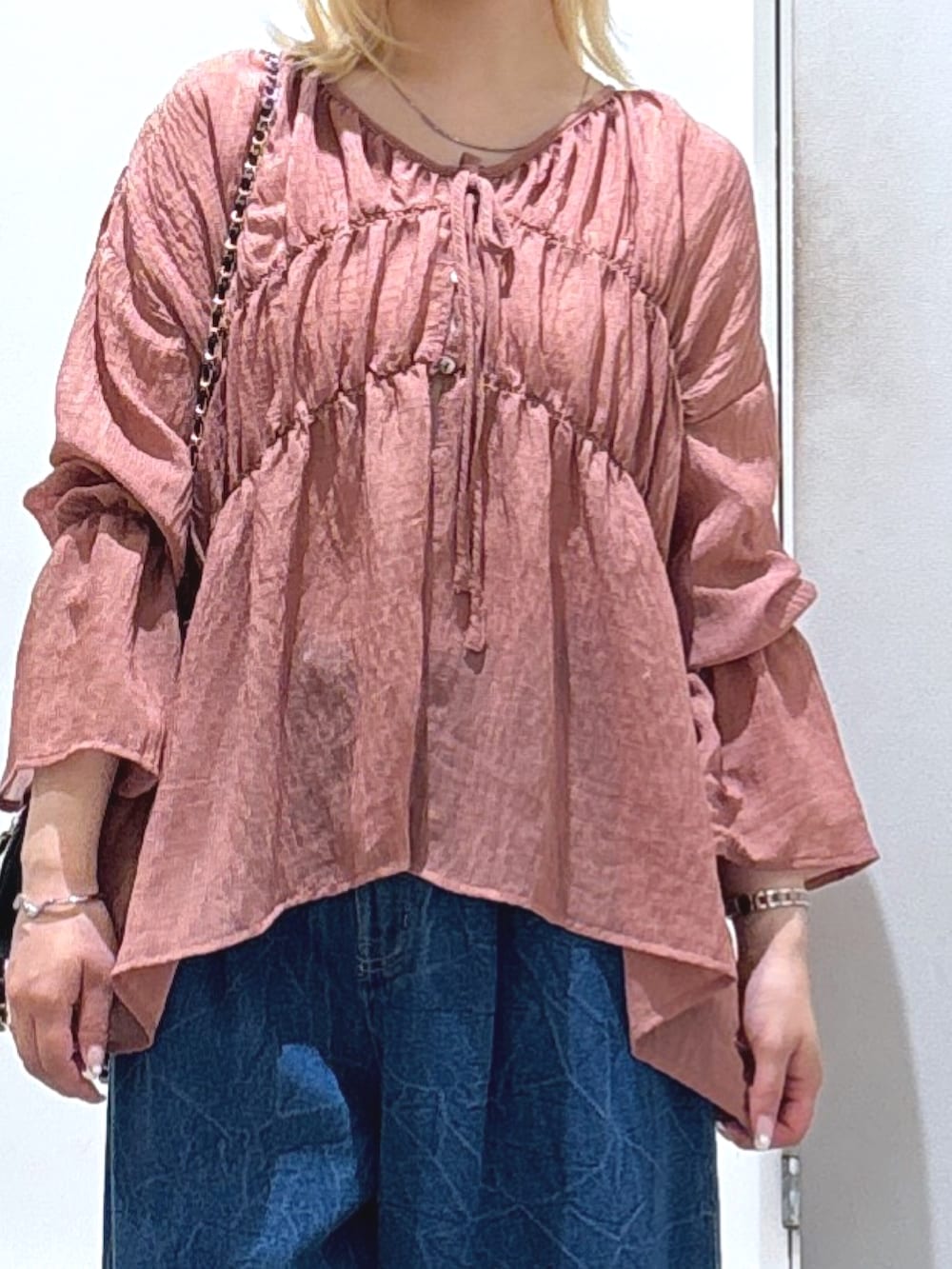 ブラウン系のシャツ/ブラウス、ホワイト系のキャミソールを着用したレディースの夏コーディネートの3枚目の写真