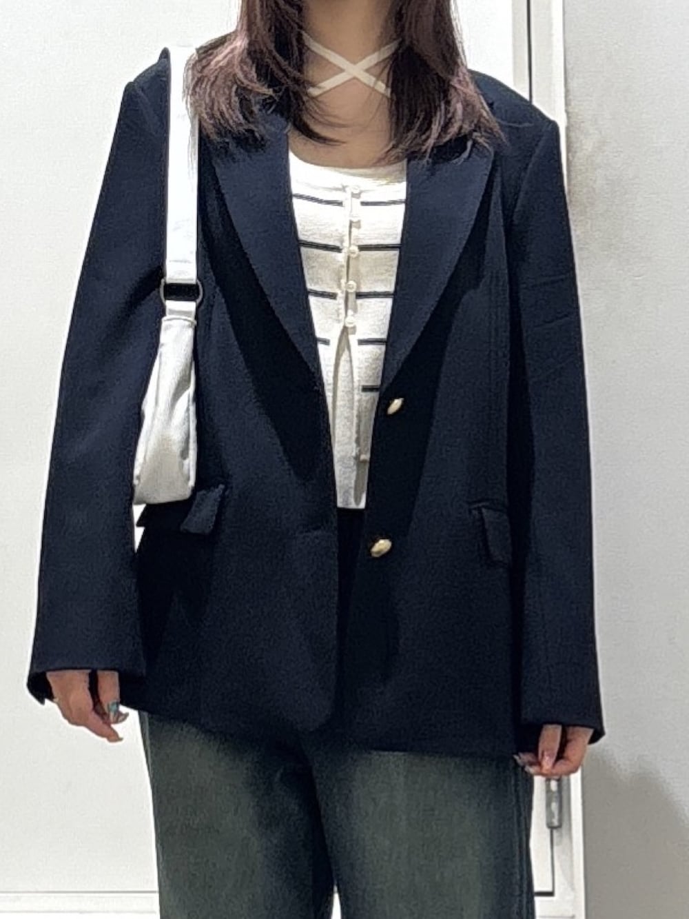 ホワイト系のニット/セーター、ブルー系のデニムパンツ、ブルー系のテーラードジャケットを着用したレディースの冬コーディネートの2枚目の写真