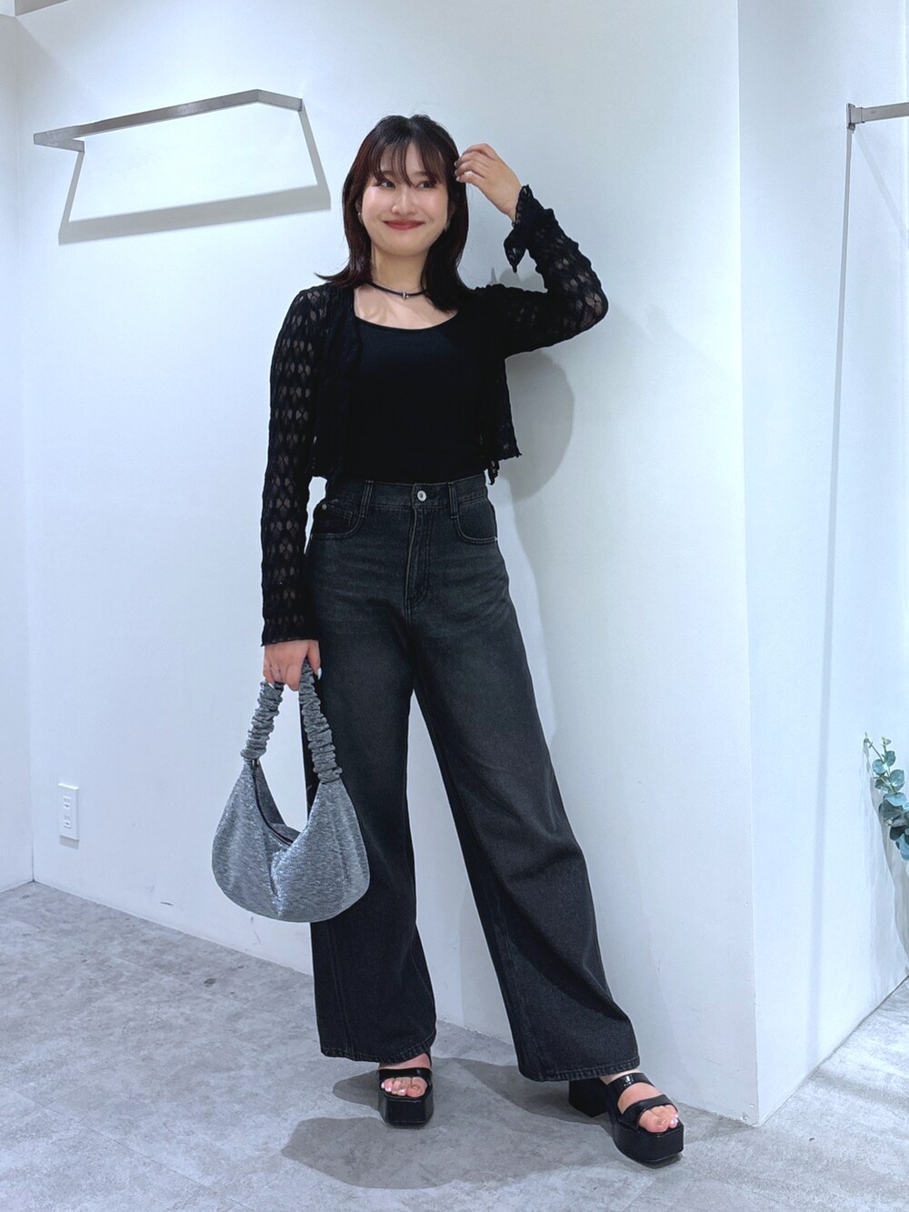 ブラック系のカーディガン/ボレロ、ブラック系のデニムパンツ、シルバー系のハンドバッグを着用したレディースの夏コーディネートの5枚目の写真