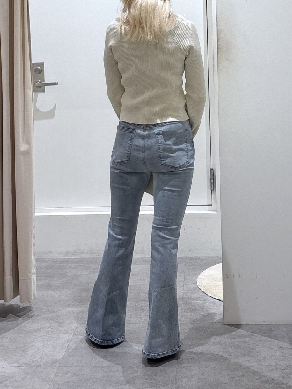 ブルー系のデニムパンツを着用したレディースの秋コーディネートの2枚目の写真