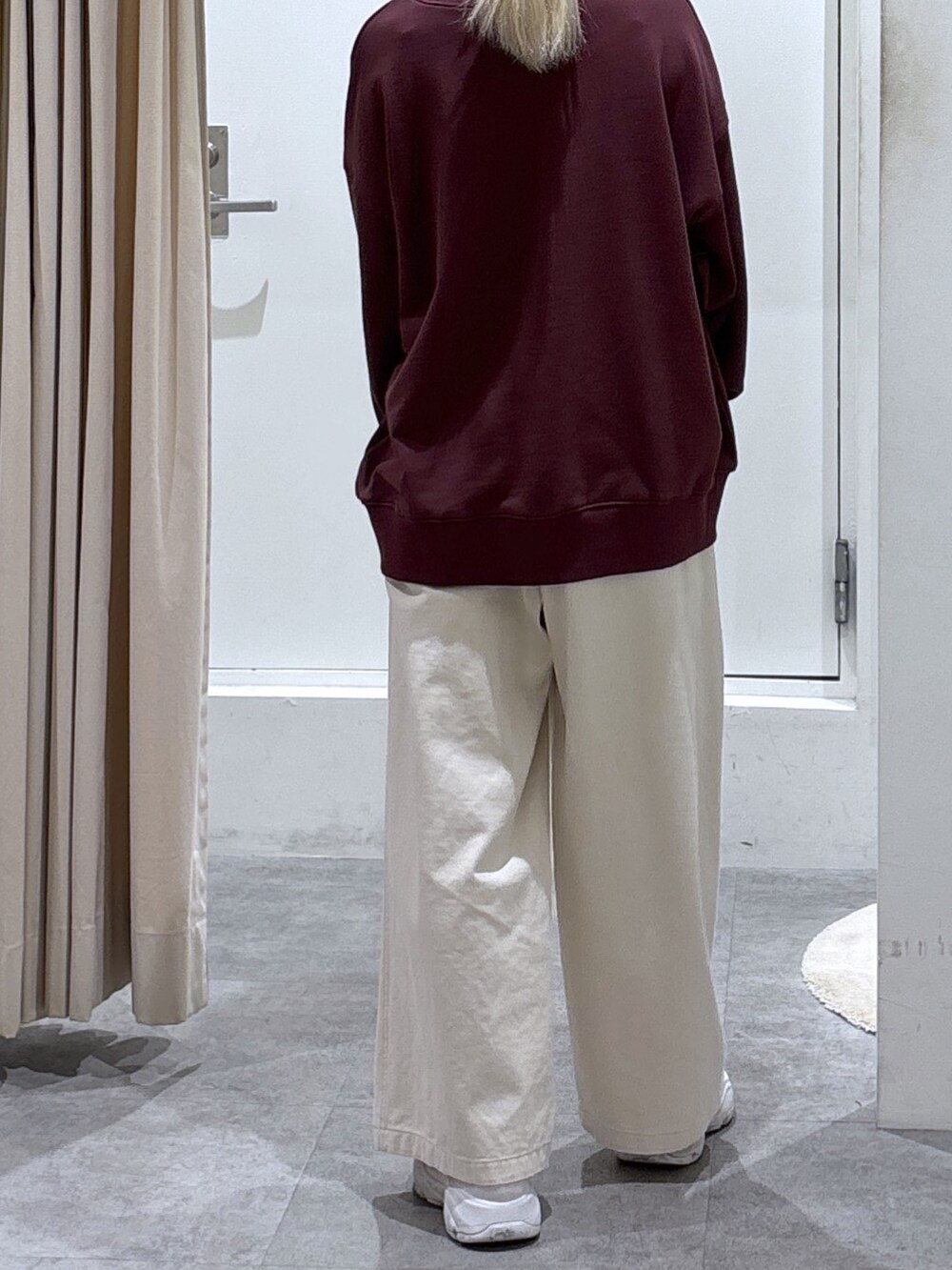 ブラック系のショルダーバッグを着用したレディースの秋コーディネートの4枚目の写真