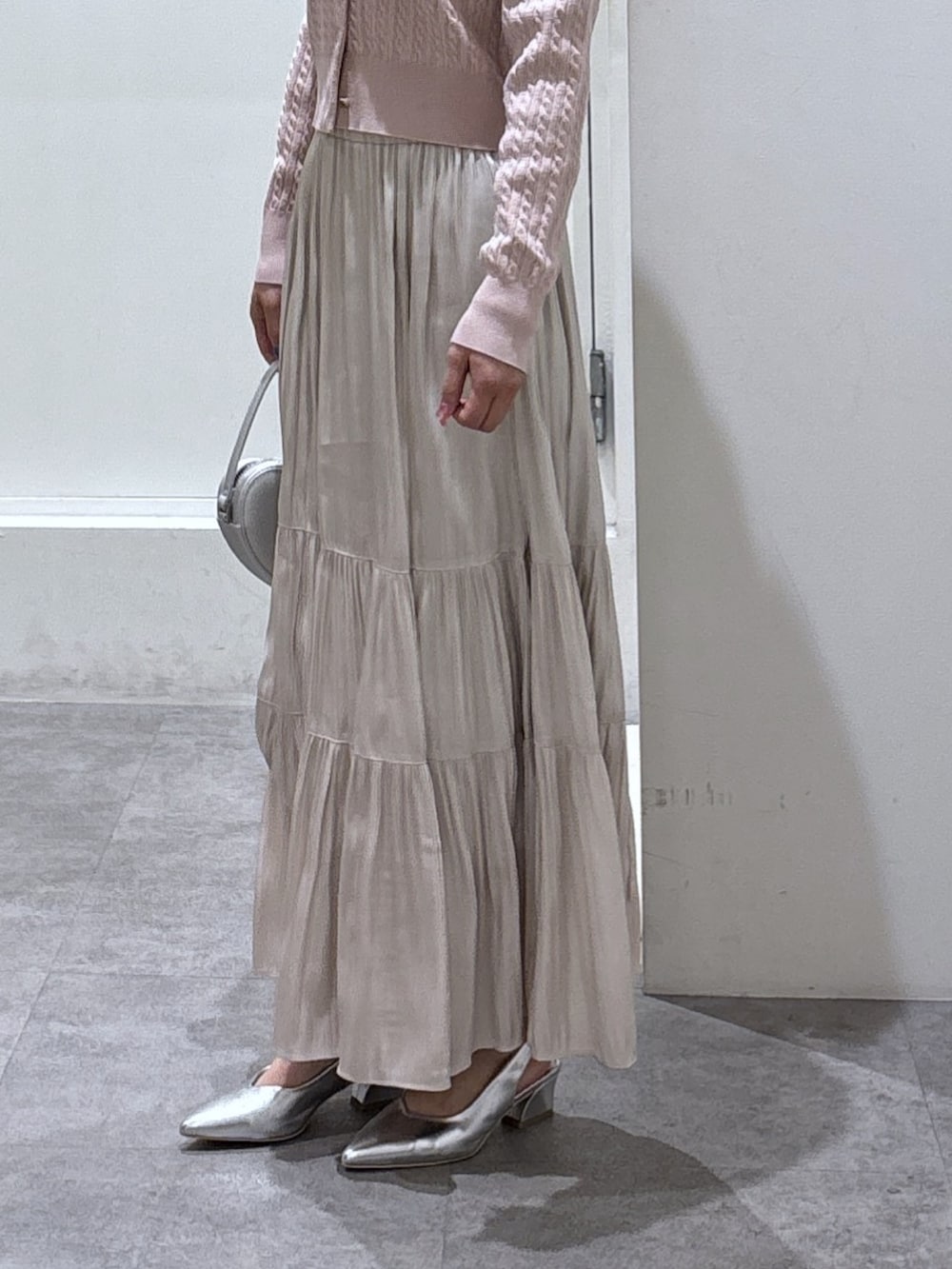 ホワイト系のスカート、ピンク系のニット/セーターを着用したレディースの冬コーディネートの2枚目の写真