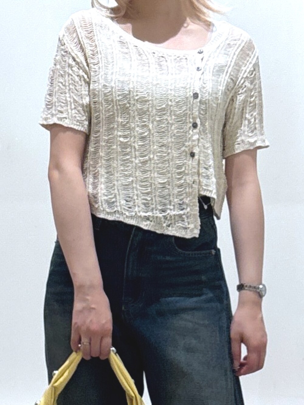 ホワイト系のニット/セーター、ブルー系のデニムパンツを着用したレディースの夏コーディネートの2枚目の写真