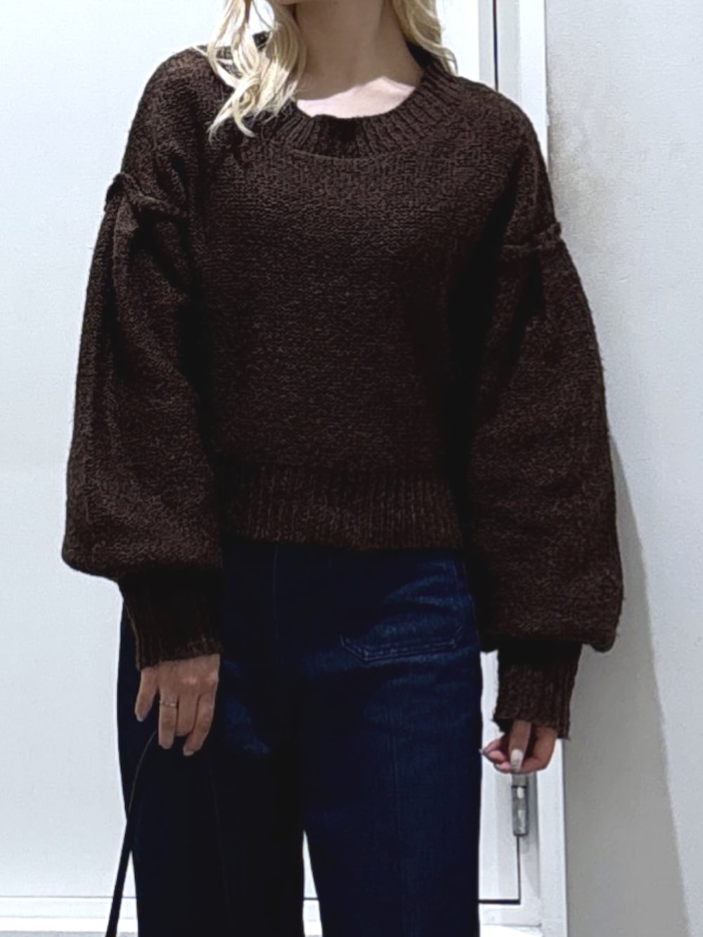 ブラウン系のニット/セーターを着用したレディースの冬コーディネートの3枚目の写真