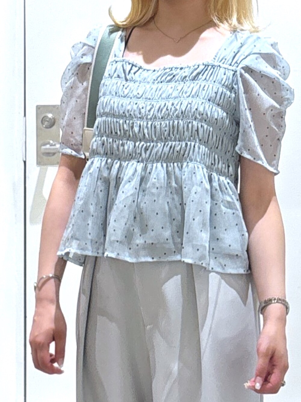 グリーン系のシャツ/ブラウス、ブルー系のその他パンツを着用したレディースの春コーディネートの2枚目の写真