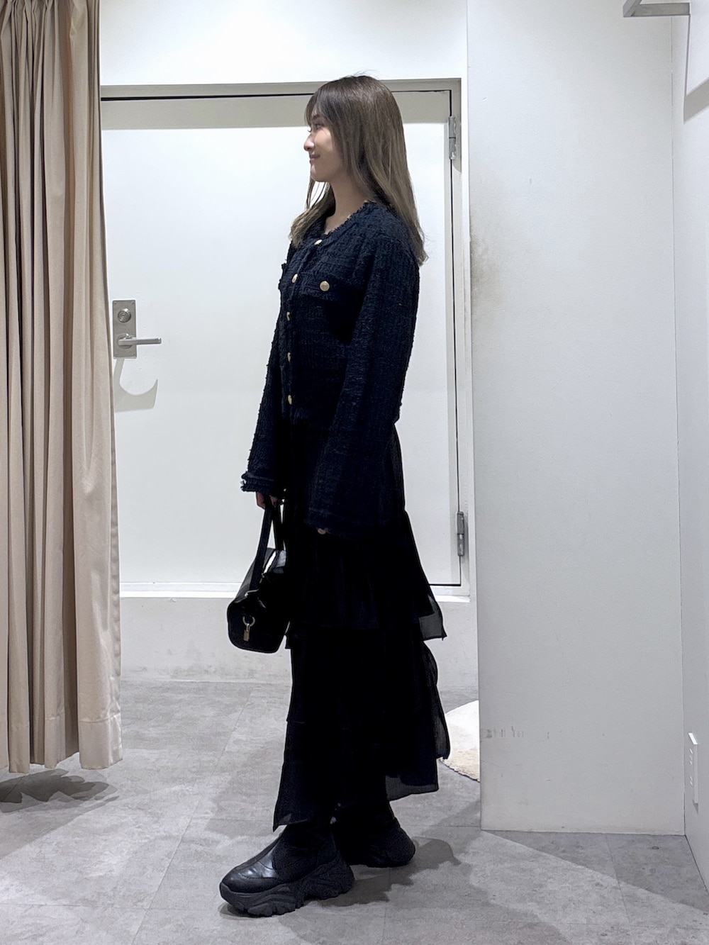 ブラック系のスカート、ブルー系のニット/セーターを着用したレディースの冬コーディネートの3枚目の写真