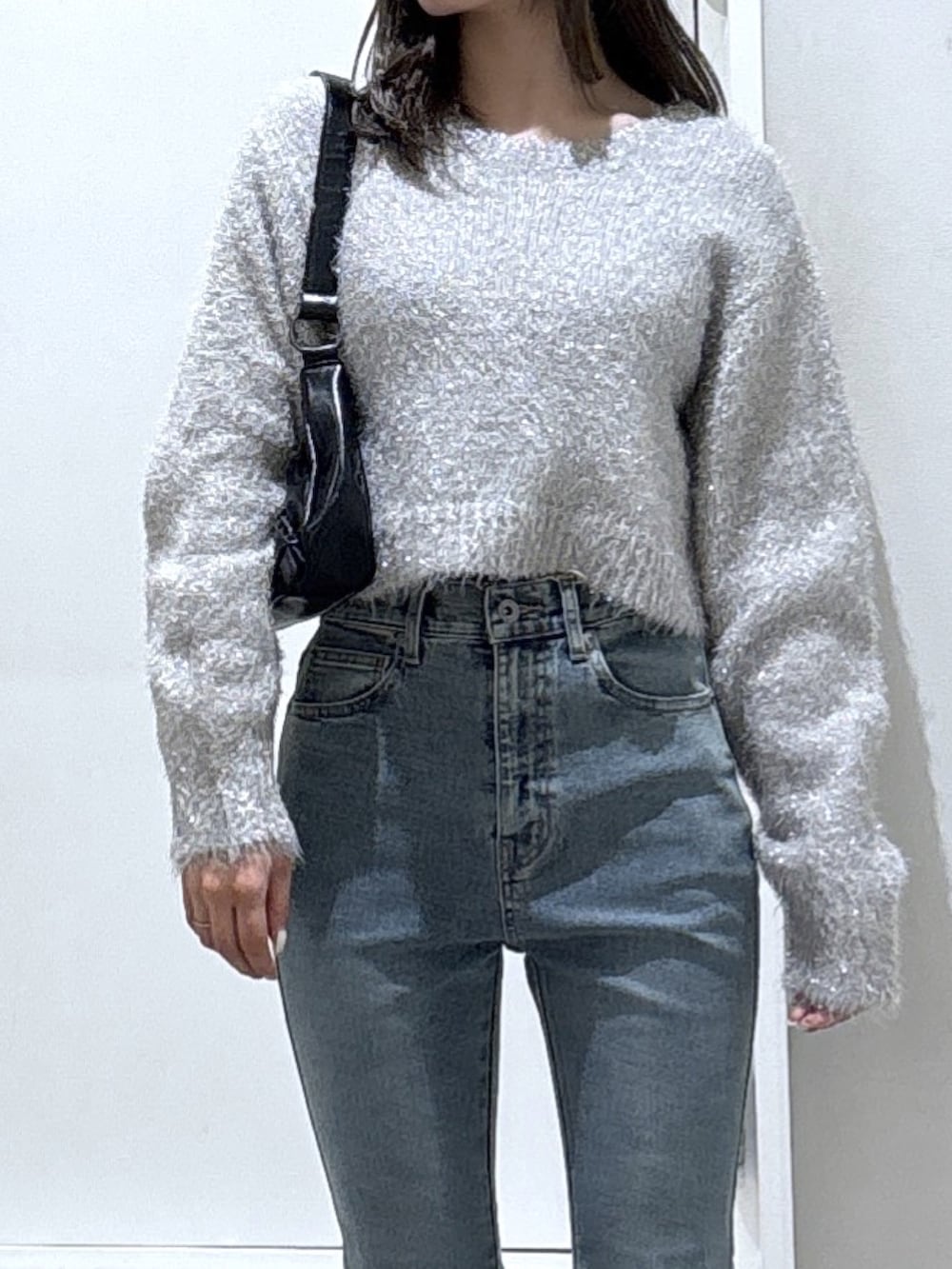 ブルー系のデニムパンツ、グレー系のニット/セーターを着用したレディースの冬コーディネートの2枚目の写真