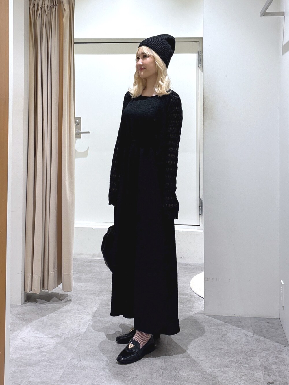 ブラック系のカーディガン/ボレロ、ブラック系のワンピース、ブラック系のショルダーバッグを着用したレディースの夏コーディネートの2枚目の写真