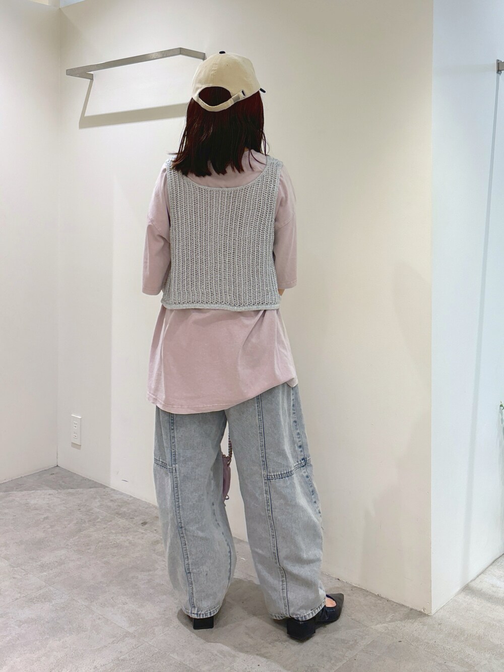 シルバー系のベスト、ピンク系のTシャツ/カットソー、ブルー系のデニムパンツを着用したレディースの夏コーディネートの5枚目の写真