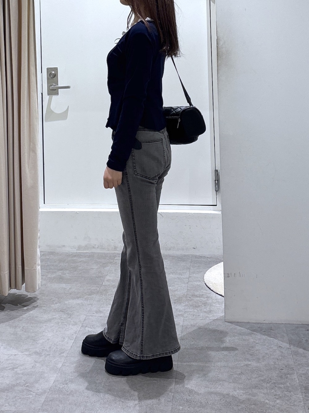 ブルー系のTシャツ/カットソー、ブラック系のデニムパンツを着用したレディースの冬コーディネートの3枚目の写真