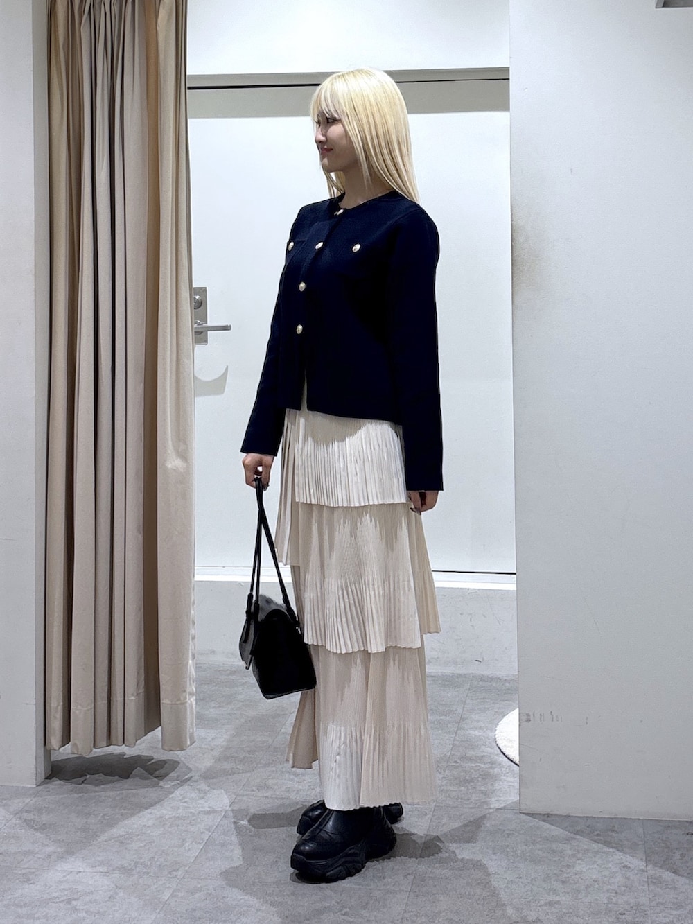 ホワイト系のスカートを着用したレディースの冬コーディネートの2枚目の写真