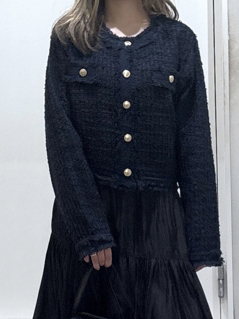 ブラック系のスカート、ブルー系のニット/セーターを着用したレディースの冬コーディネートの2枚目の写真