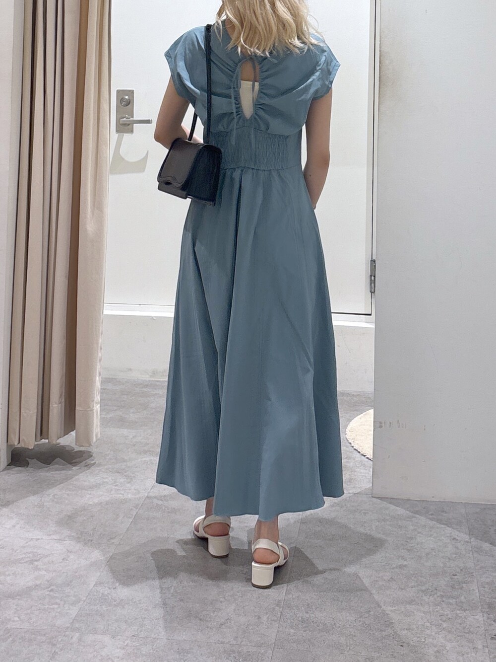 ブルー系のワンピースを着用したレディースの夏コーディネートの4枚目の写真