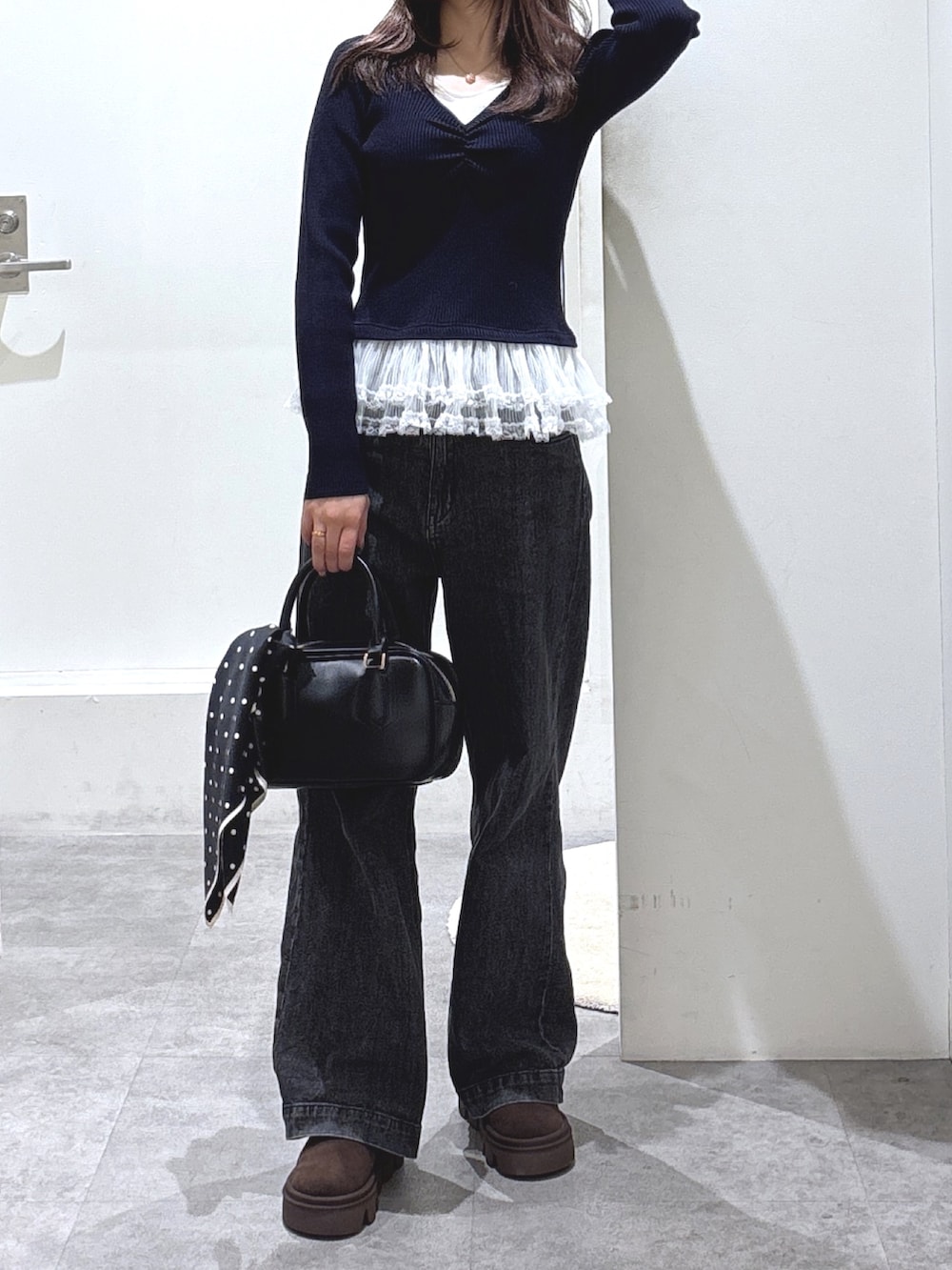 ブラック系のデニムパンツ、ブルー系のニット/セーターを着用したレディースの冬コーディネートの2枚目の写真