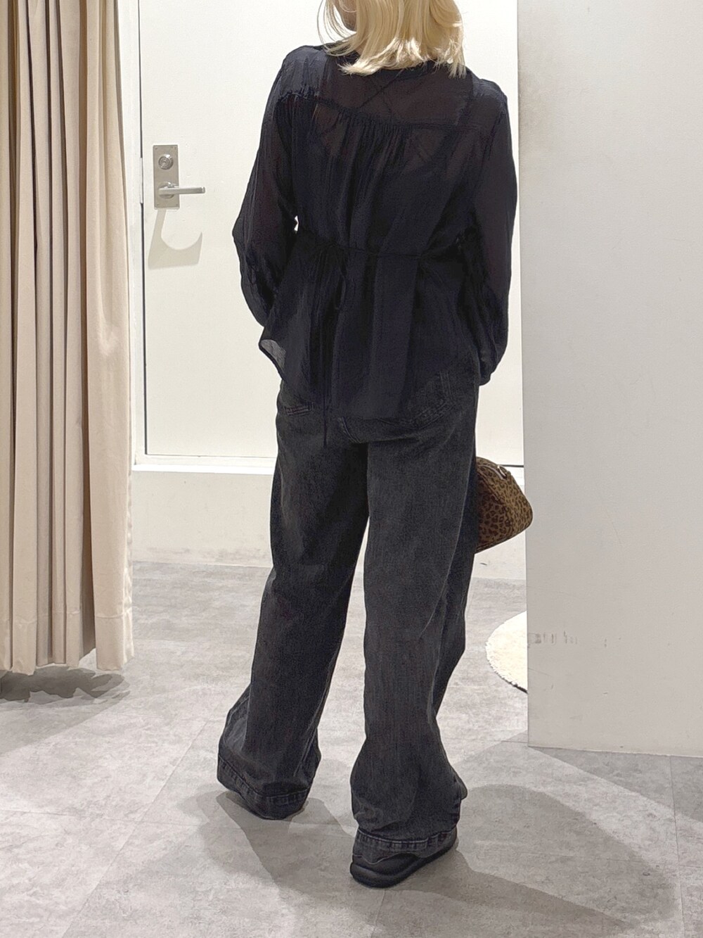 ブルー系のシャツ/ブラウス、ブラック系のデニムパンツ、ブラウン系のサンダルを着用したレディースの春コーディネートの3枚目の写真