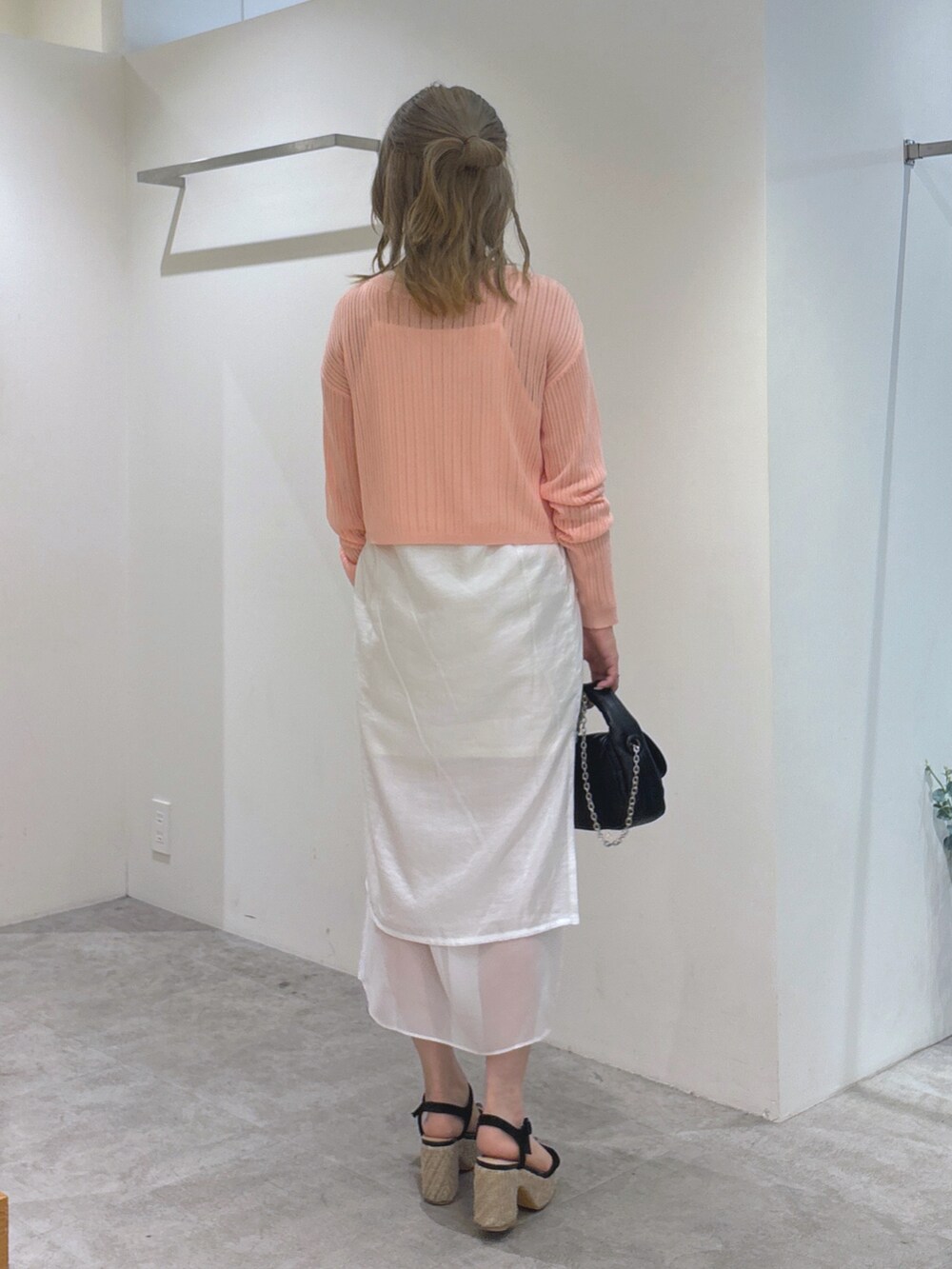 ピンク系のカーディガン/ボレロ、ホワイト系のワンピース、ブラック系のショルダーバッグを着用したレディースの夏コーディネートの5枚目の写真