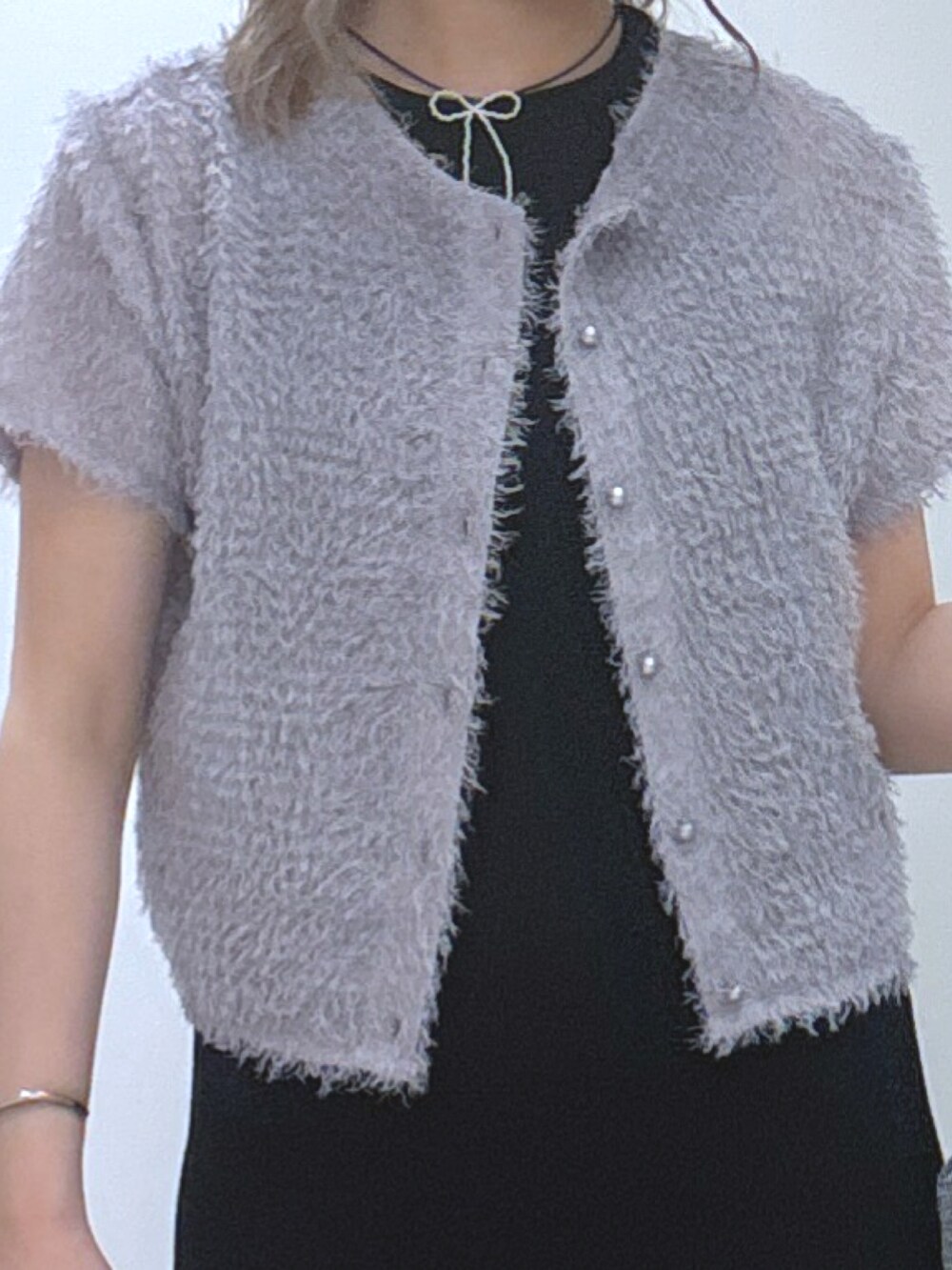 グレー系のシャツ/ブラウス、ブラック系のワンピース、ブラック系のバレエシューズを着用したレディースの夏コーディネートの2枚目の写真