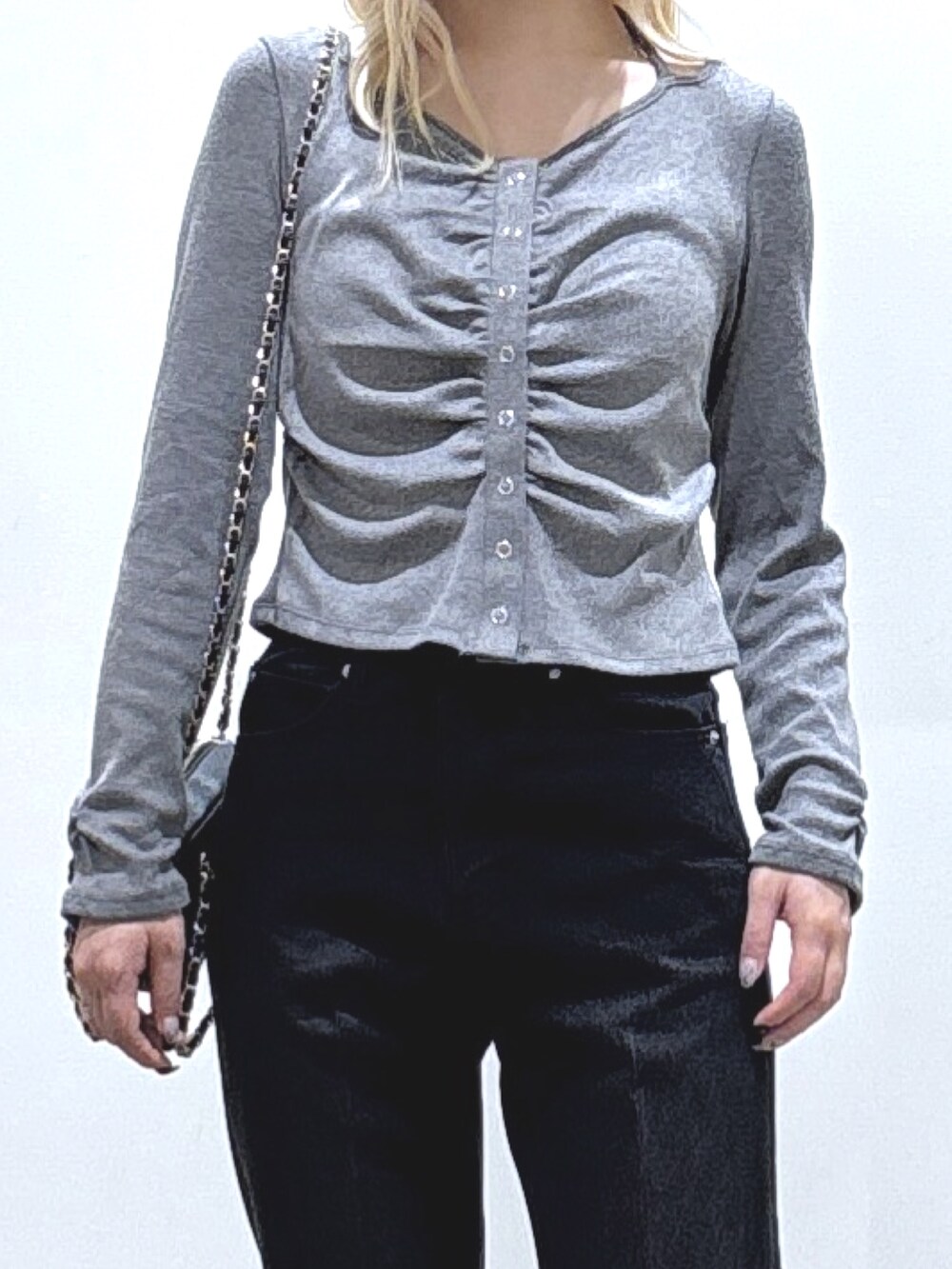 グレー系のTシャツ/カットソー、ブラウン系のブーツを着用したレディースの秋コーディネートの2枚目の写真