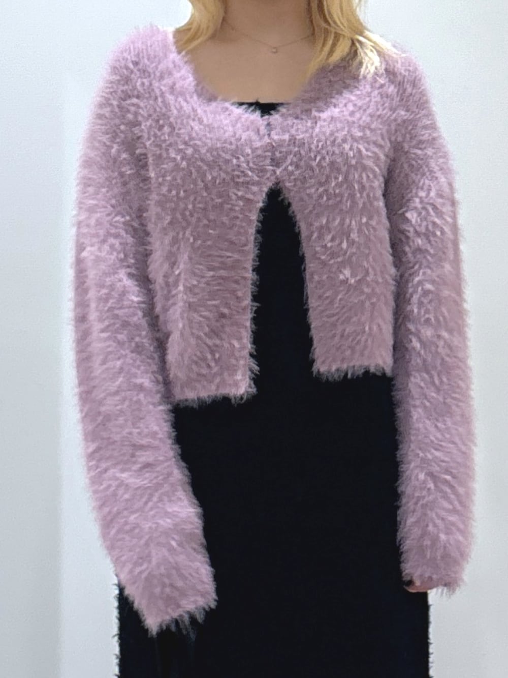 パープル系のカーディガン/ボレロ、ブラック系のワンピース、ブラック系のハンドバッグを着用したレディースの秋コーディネートの3枚目の写真