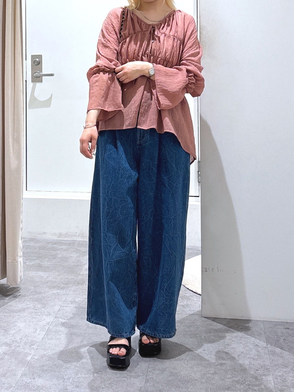 ブラウン系のシャツ/ブラウス、ホワイト系のキャミソールを着用したレディースの夏コーディネートの2枚目の写真