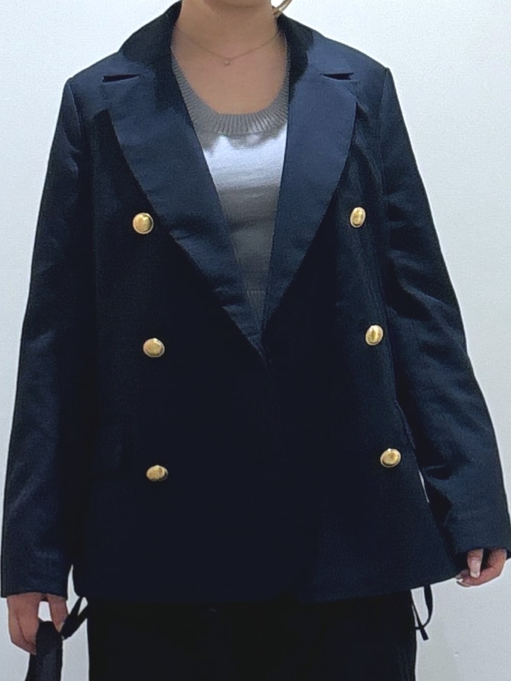 ブラック系のその他パンツ、ブルー系のテーラードジャケット、グレー系のニット/セーターを着用したレディースの秋コーディネートの3枚目の写真