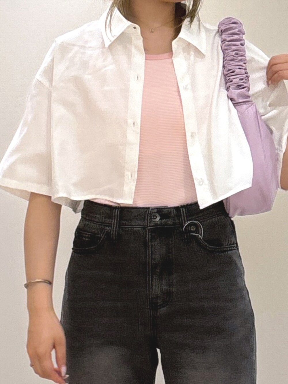 ホワイト系のシャツ/ブラウス、ブラック系のデニムパンツ、パープル系のハンドバッグを着用したレディースの夏コーディネートの3枚目の写真