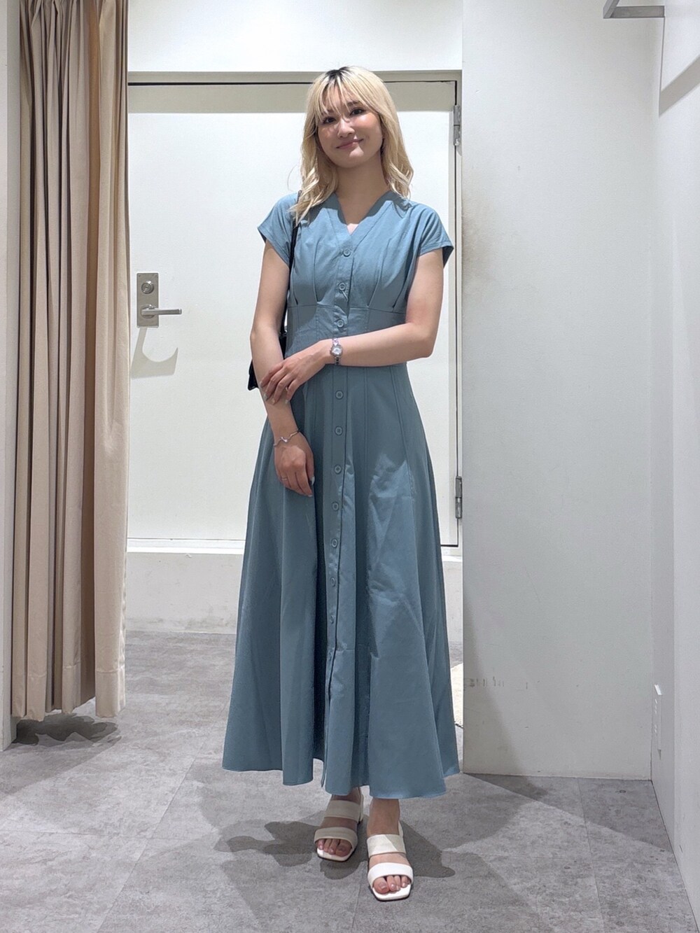 ブルー系のワンピースを着用したレディースの夏コーディネートの2枚目の写真