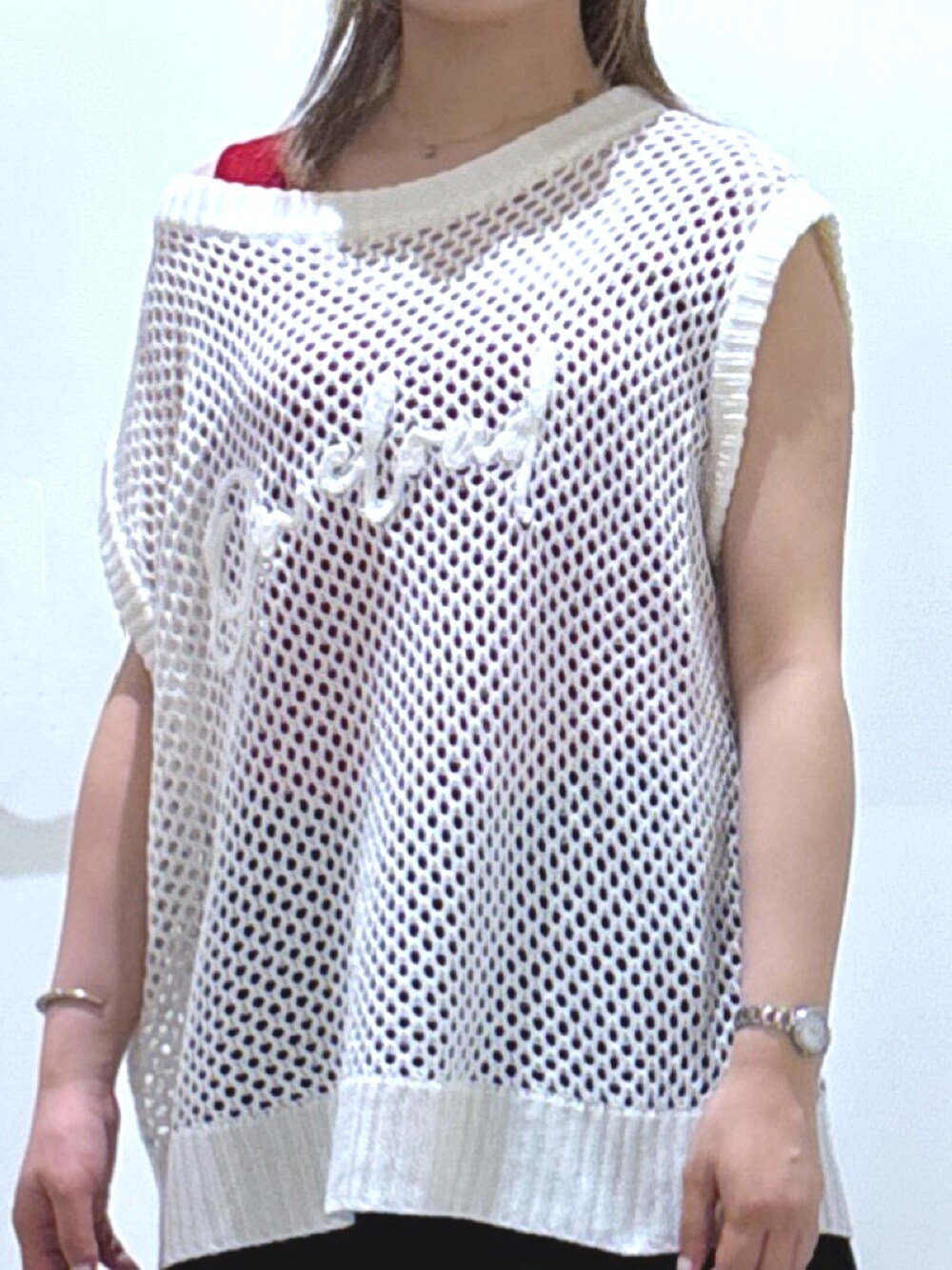 ホワイト系のニット/セーター、レッド系のニット/セーター、ブラック系のサンダルを着用したレディースの夏コーディネートの2枚目の写真