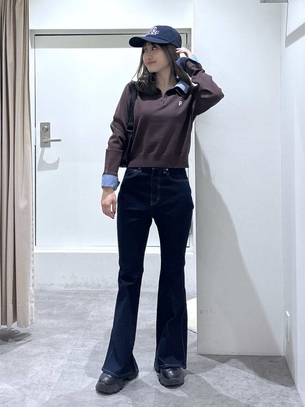 ブラウン系のニット/セーター、ブルー系のデニムパンツを着用したレディースの冬コーディネートの2枚目の写真