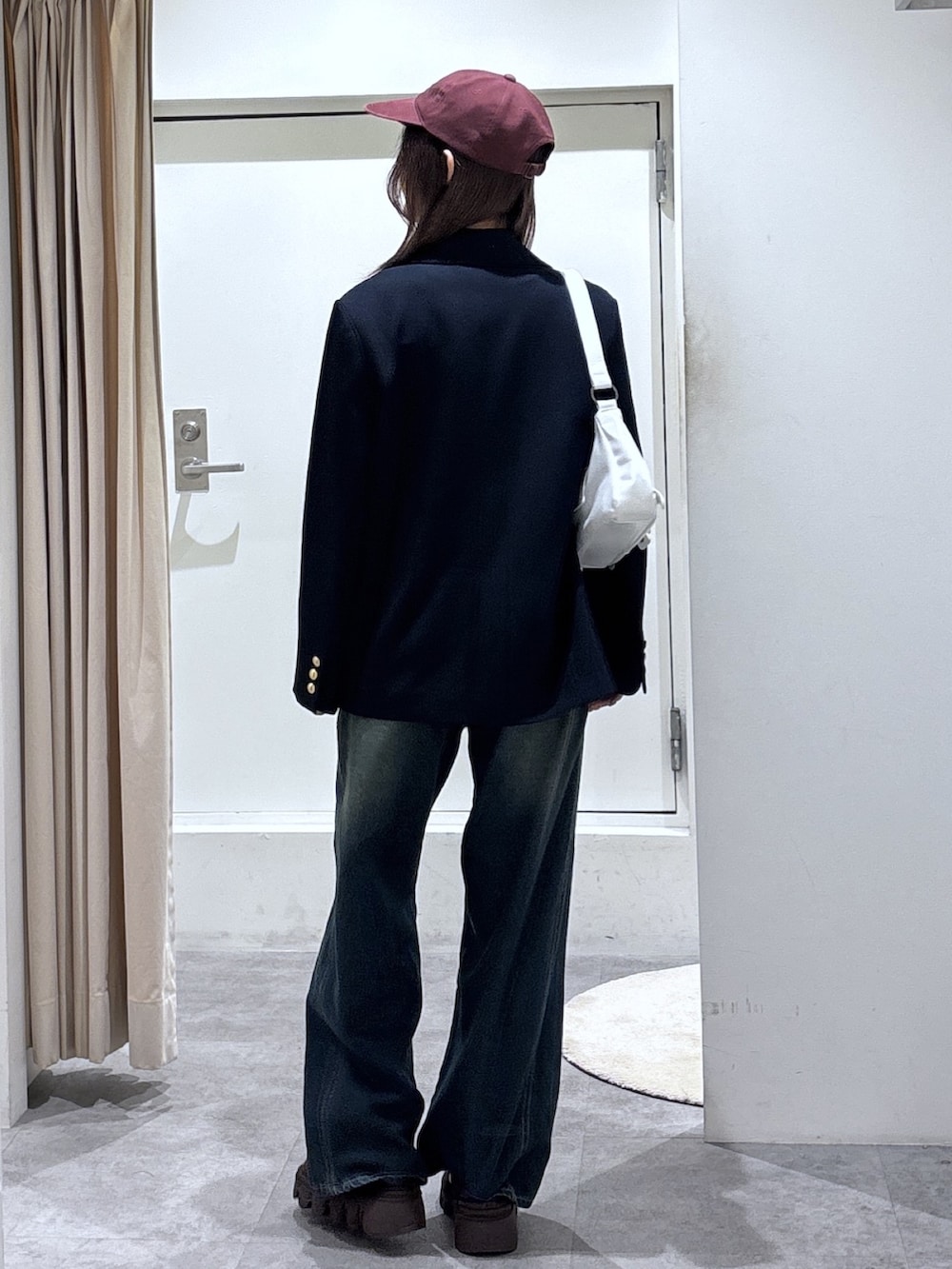 ホワイト系のニット/セーター、ブルー系のデニムパンツ、ブルー系のテーラードジャケットを着用したレディースの冬コーディネートの3枚目の写真