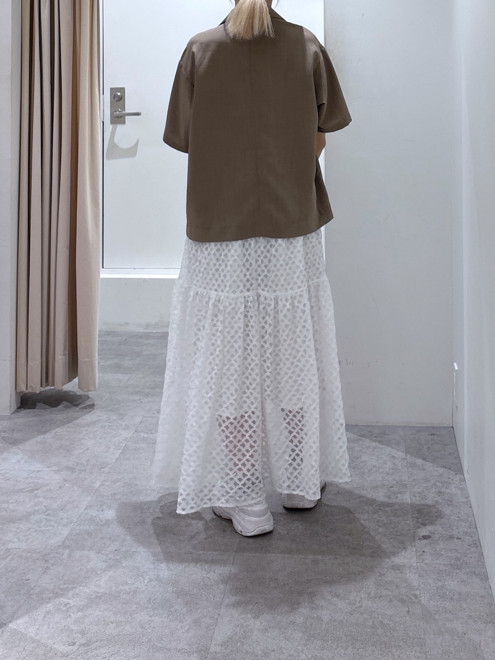 ホワイト系のワンピース、ブラウン系のテーラードジャケットを着用したレディースの夏コーディネートの4枚目の写真