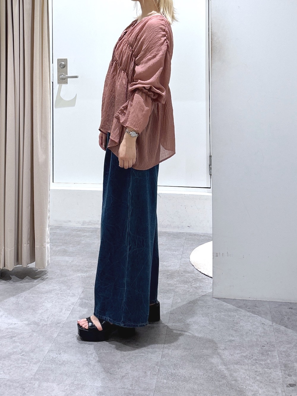 ブラウン系のシャツ/ブラウス、ホワイト系のキャミソールを着用したレディースの夏コーディネートの4枚目の写真