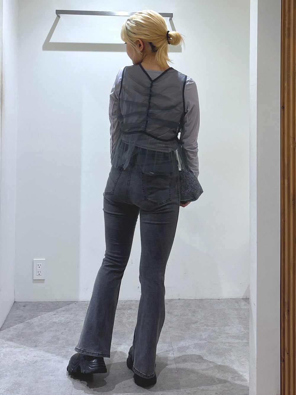 ブルー系のTシャツ/カットソー、グレー系のシャツ/ブラウス、ブラック系のデニムパンツを着用したレディースの秋コーディネートの3枚目の写真