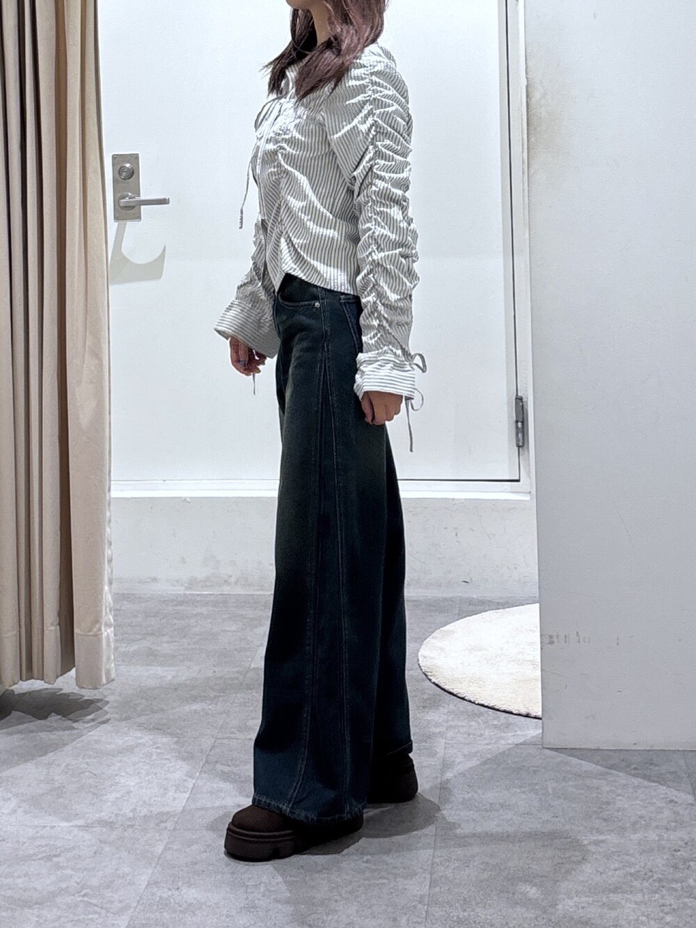 ホワイト系のシャツ/ブラウス、ブルー系のデニムパンツを着用したレディースの冬コーディネートの3枚目の写真