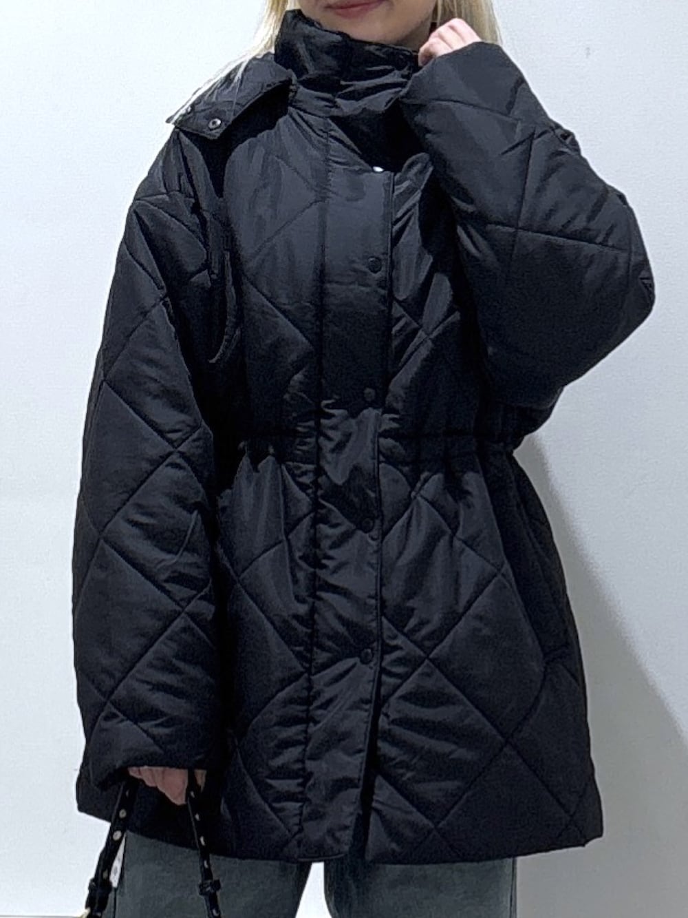 ブラック系のその他アウター、ブルー系のデニムパンツを着用したレディースの秋コーディネートの2枚目の写真