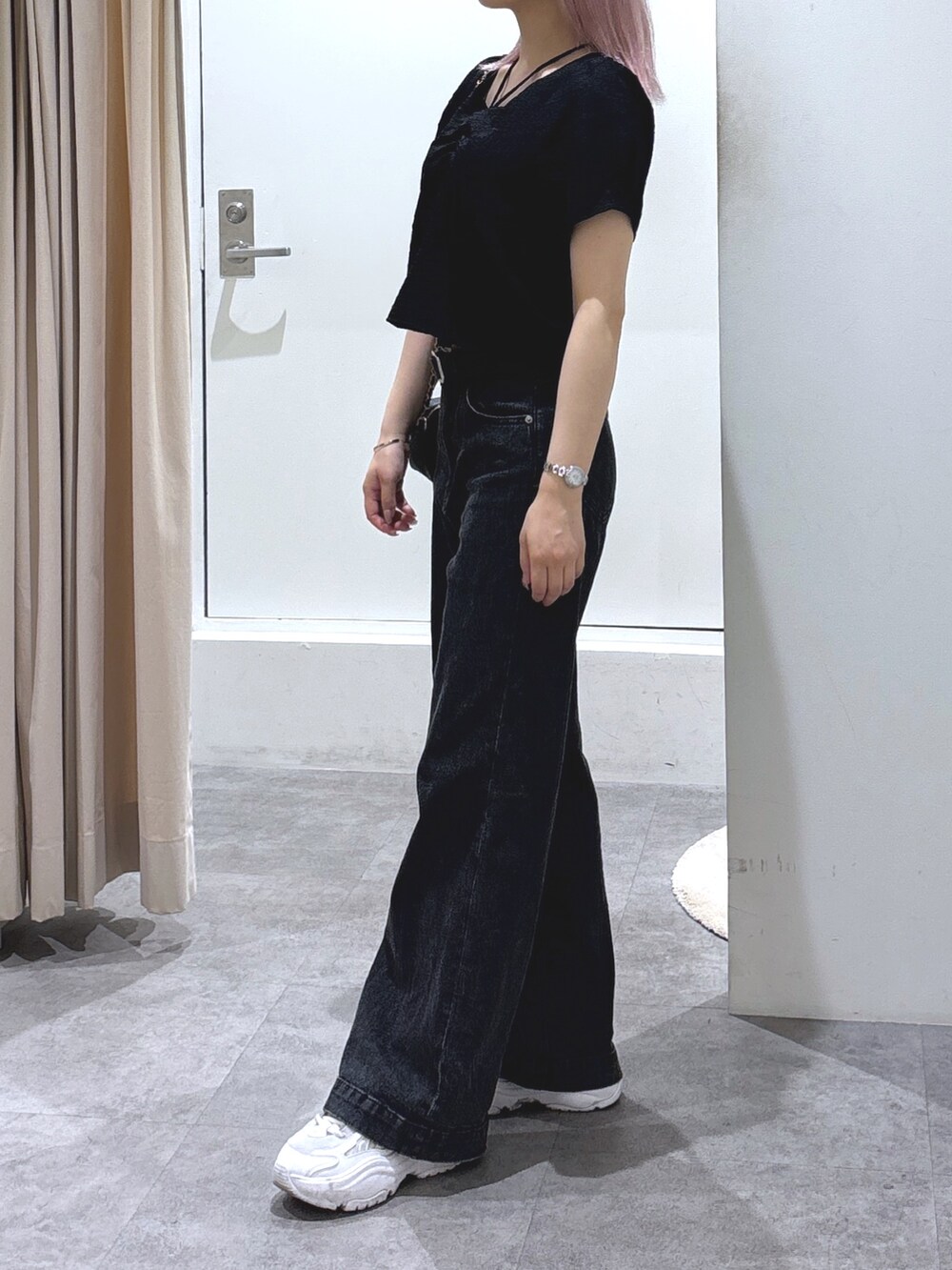 ブラック系のデニムパンツ、ブラック系のシャツ/ブラウスを着用したレディースの夏コーディネートの2枚目の写真