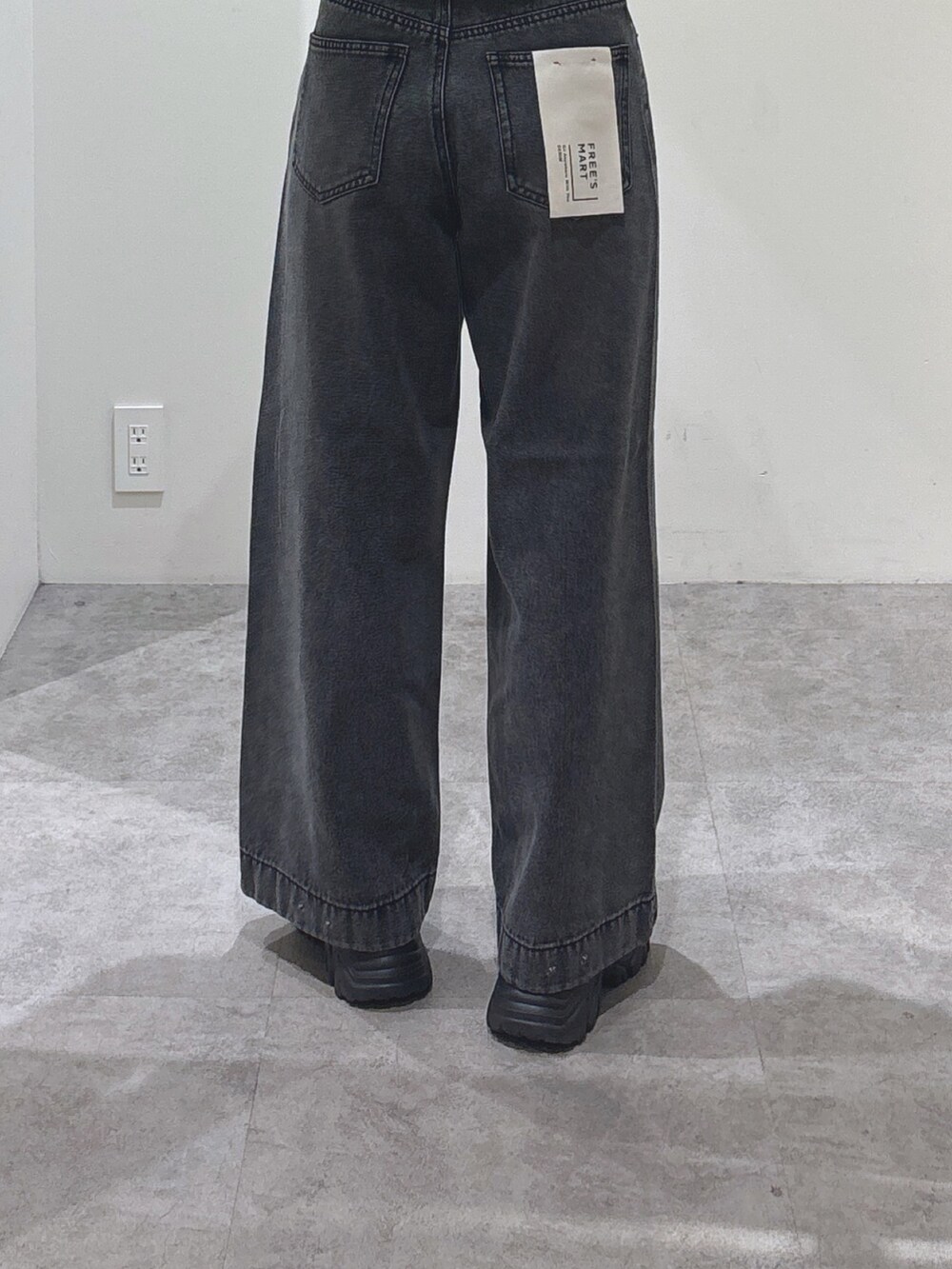 ブラック系のカーディガン/ボレロ、ブラック系のデニムパンツ、シルバー系のショルダーバッグを着用したレディースの秋コーディネートの4枚目の写真