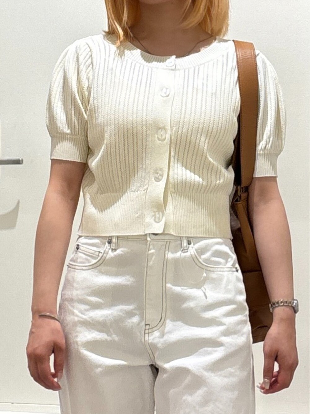 ホワイト系のデニムパンツ、ホワイト系のTシャツ/カットソーを着用したレディースの春コーディネートの3枚目の写真