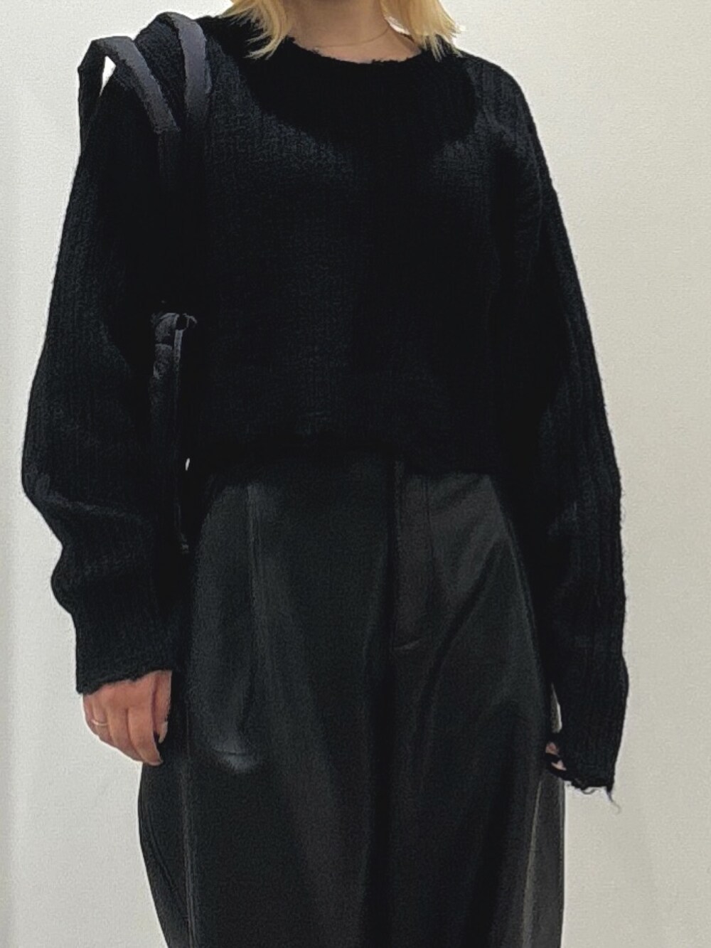 ブラック系のニット/セーター、ブラック系のその他パンツ、ブラック系のトートバッグを着用したレディースの秋コーディネートの2枚目の写真