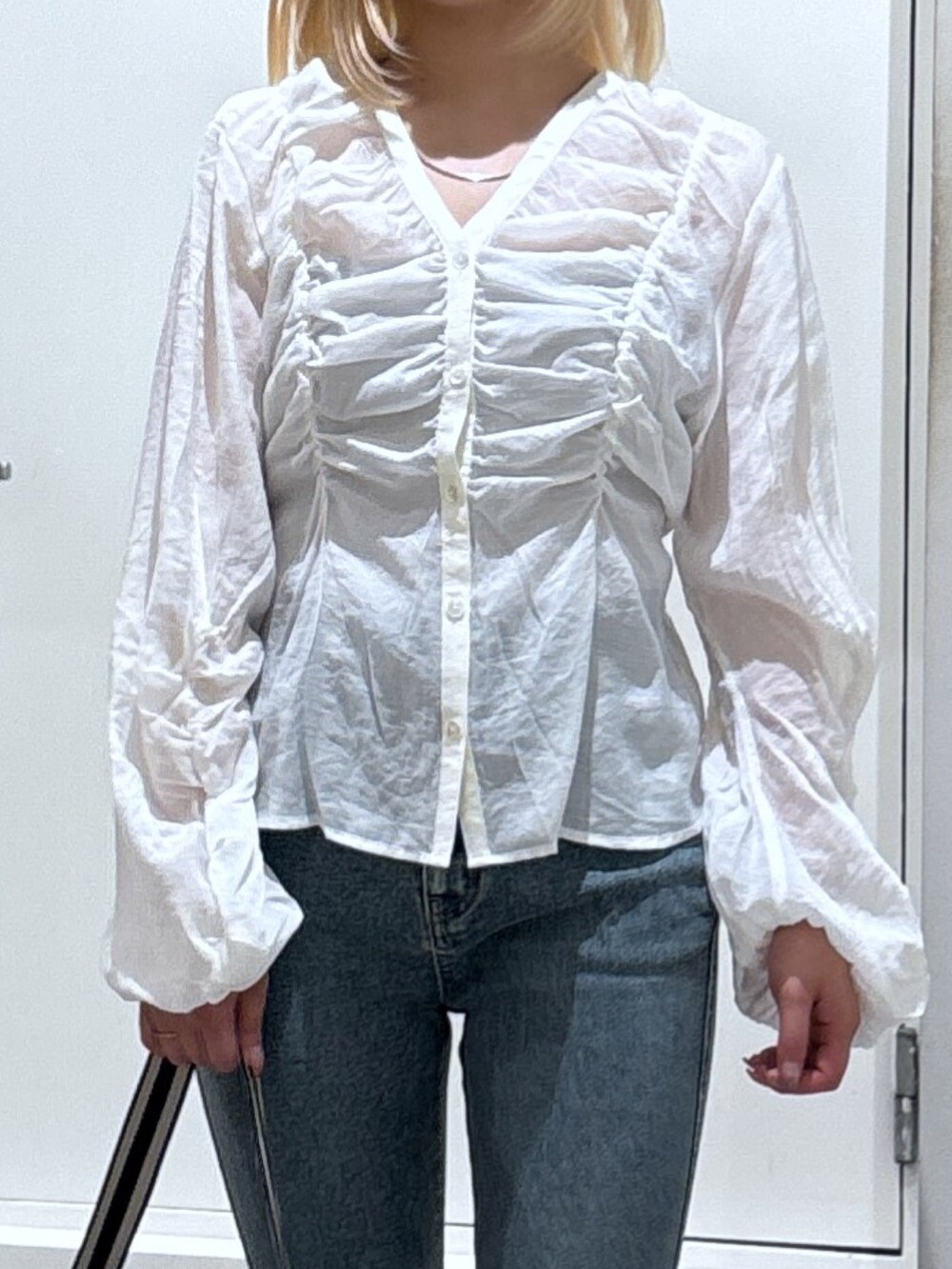 ホワイト系のシャツ/ブラウス、ブルー系のデニムパンツを着用したレディースの春コーディネートの3枚目の写真