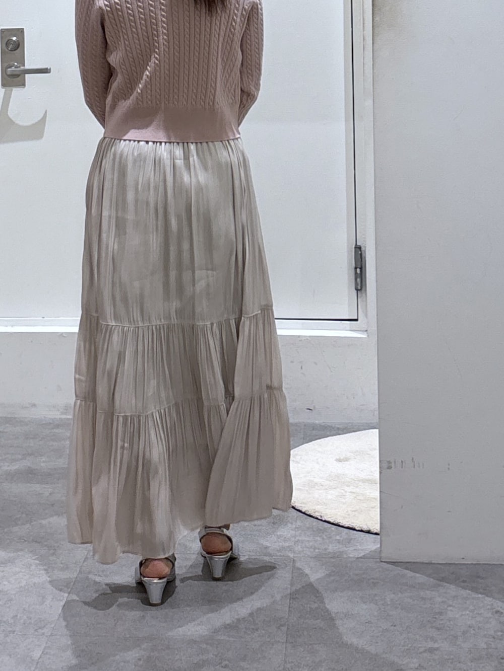 ホワイト系のスカート、ピンク系のニット/セーターを着用したレディースの冬コーディネートの4枚目の写真