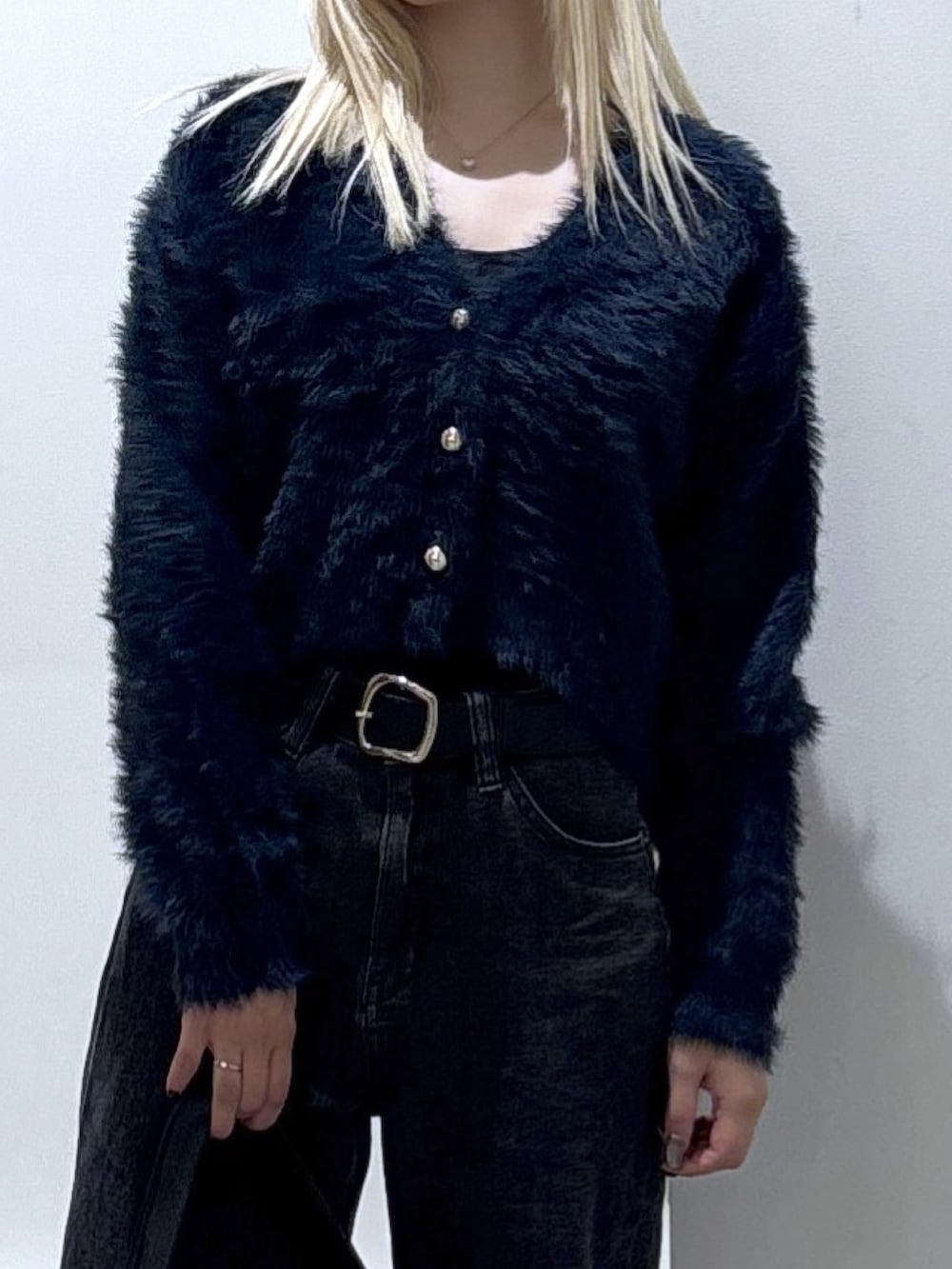 ブルー系のニット/セーター、ブラック系のデニムパンツを着用したレディースの秋コーディネートの2枚目の写真