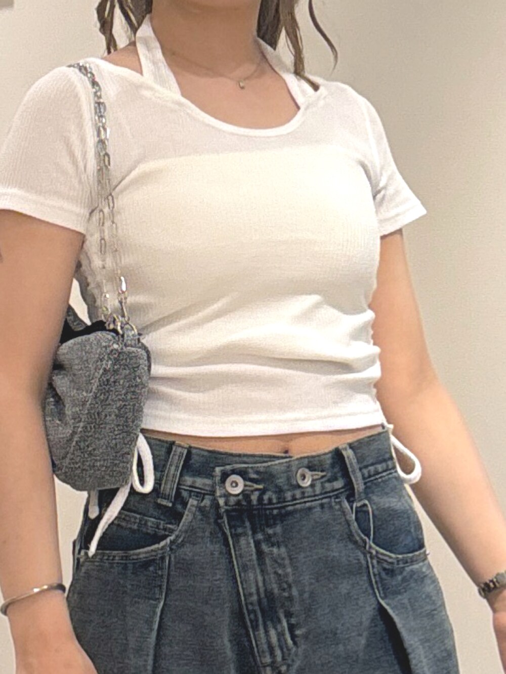 ホワイト系のTシャツ/カットソー、ブルー系のデニムパンツ、ブラック系のサンダルを着用したレディースの夏コーディネートの3枚目の写真