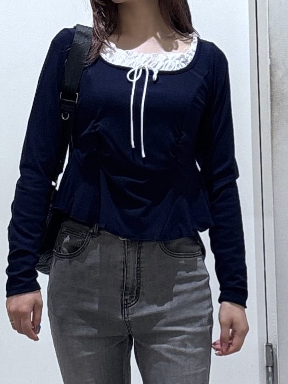 ブルー系のTシャツ/カットソー、ブラック系のデニムパンツを着用したレディースの冬コーディネートの2枚目の写真