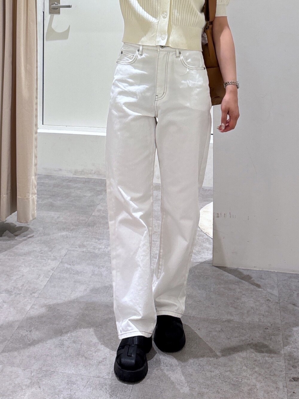 ホワイト系のデニムパンツ、ホワイト系のTシャツ/カットソーを着用したレディースの春コーディネートの4枚目の写真